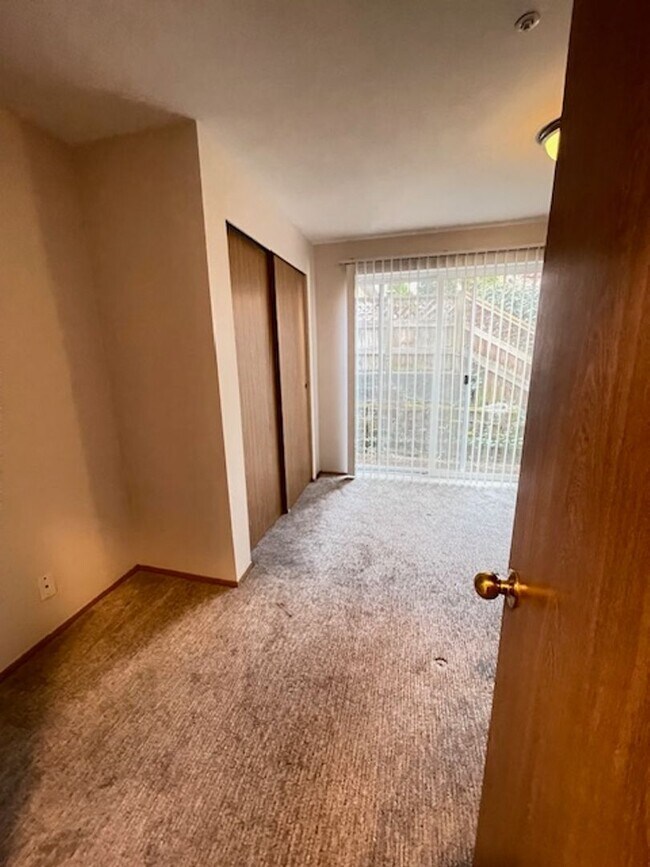 Building Photo - Charming and Spacious 3-Bedroom Townhome w...