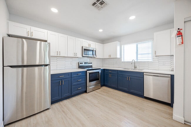 Building Photo - 719 N 12th Ave