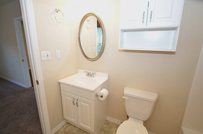 Building Photo - 712 S Apple St