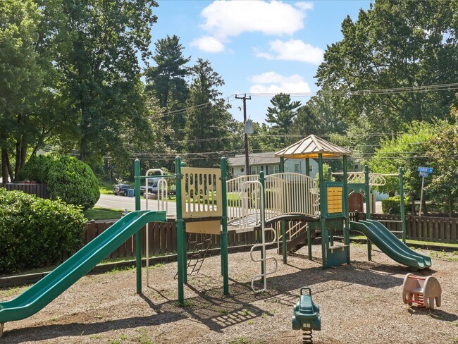 Building Photo - 8403 Thompson Rd