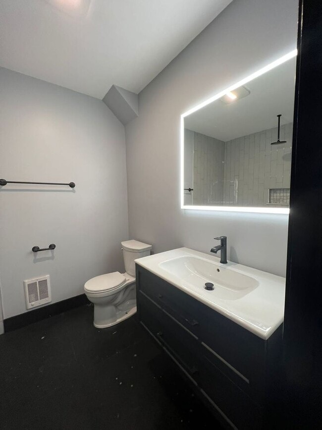 Building Photo - 306 Exchange