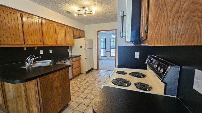 Building Photo - 1700 Kendolph Dr