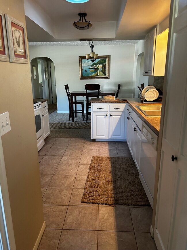 Building Photo - 1136 Peach Tree Dr