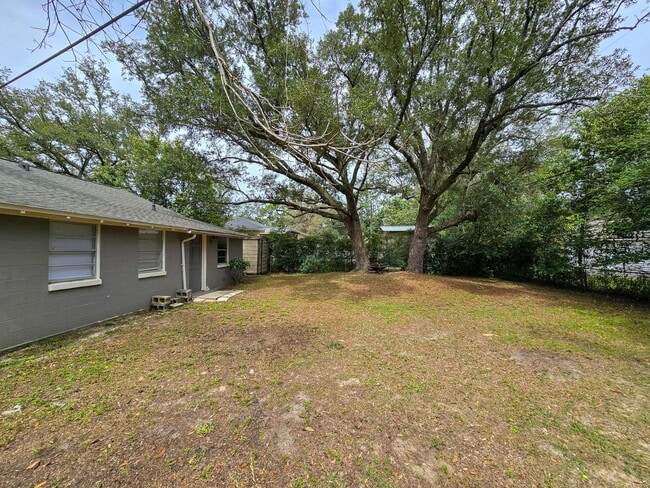 Building Photo - 2 bedroom 1 bath house w/ bonus room off G...
