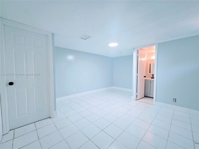 Building Photo - 20504 NE 9th Ct