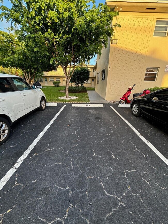 Building Photo - 1301 N 12th Ct