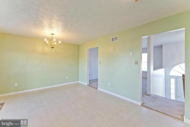 Building Photo - 121 Nature Dr