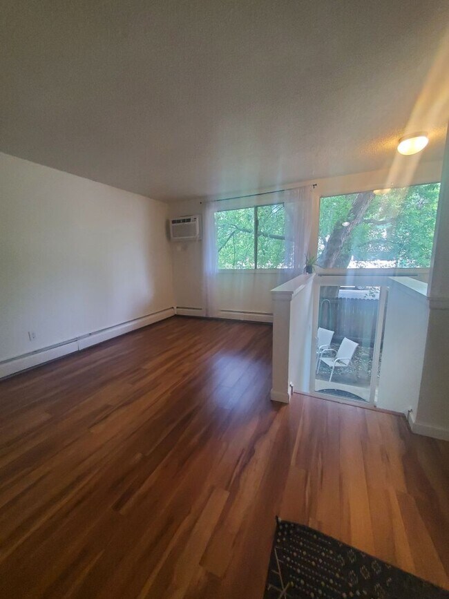 Building Photo - Large and Spacious One Bedroom Available i...