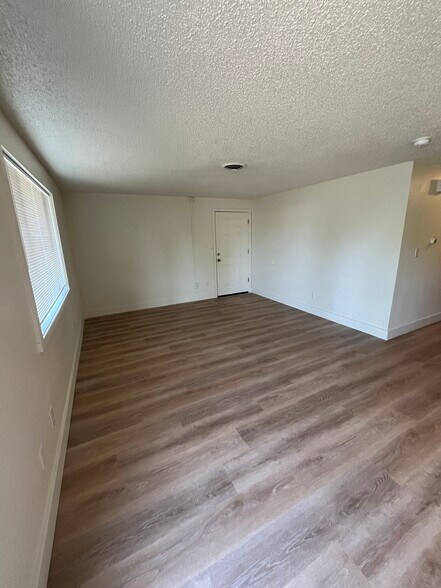 Building Photo - 415 SE Lacreole Dr