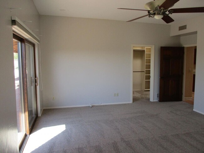 Building Photo - 4 bedroom 2.5 Bath