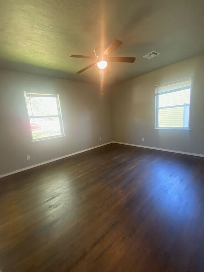 Building Photo - Gorgeous 3 Bed, 2 Bath Home with Modern Up...