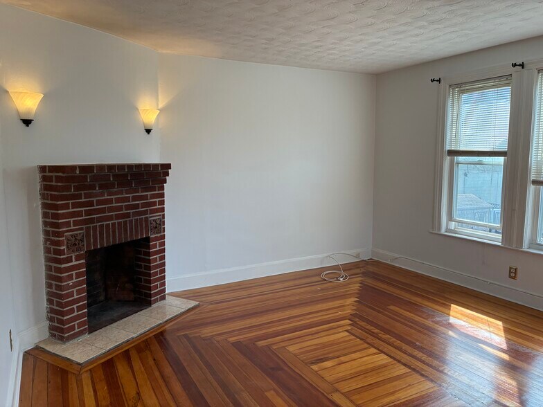 Building Photo - 77 King St