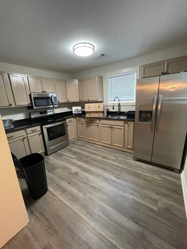 Building Photo - Rogers Ave