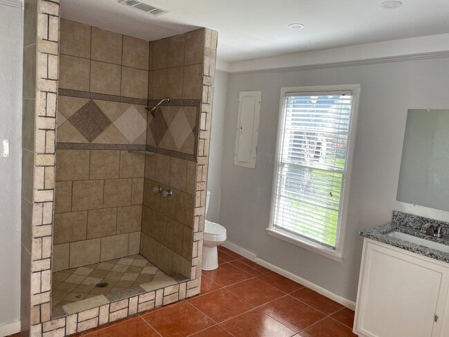 Building Photo - Cozy Home with good yard