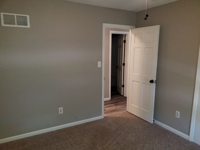 Building Photo - Coming Soon – Beautifully Renovated 4-Bedroom Home in Blue Springs!