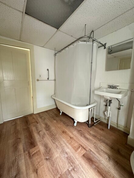 Bathroom view - 29B Broad St