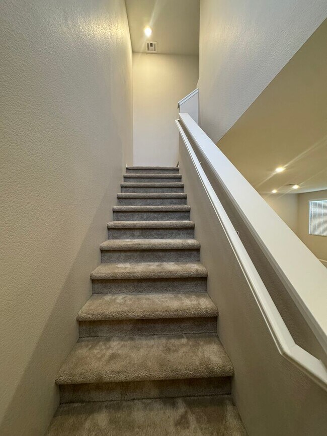 Building Photo - Beautifully Upgraded Townhome in Inspirada