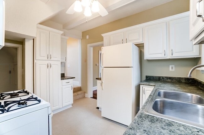 Building Photo - Westwood - Charming 3+ bed 1 bath home freshly updated