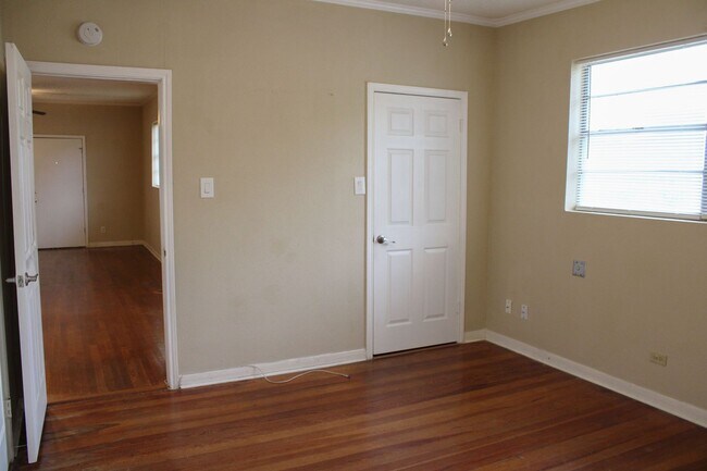 Building Photo - 3901 N New Braunfels Ave
