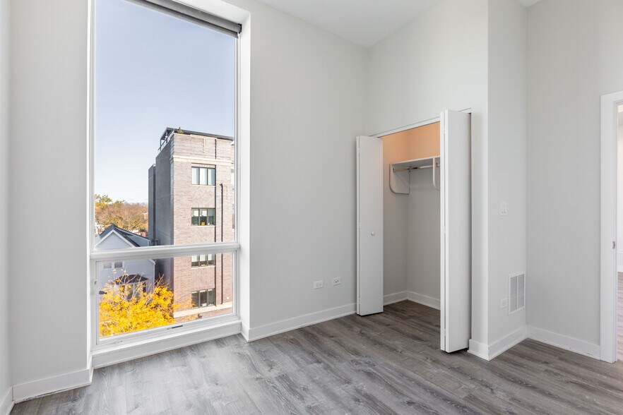 Building Photo - 2250 W Lawrence Ave