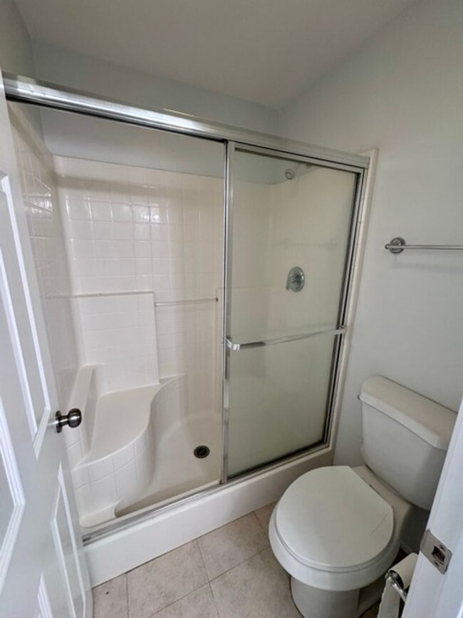 Building Photo - Spacious 4 Bedroom Home with a loft AND bo...