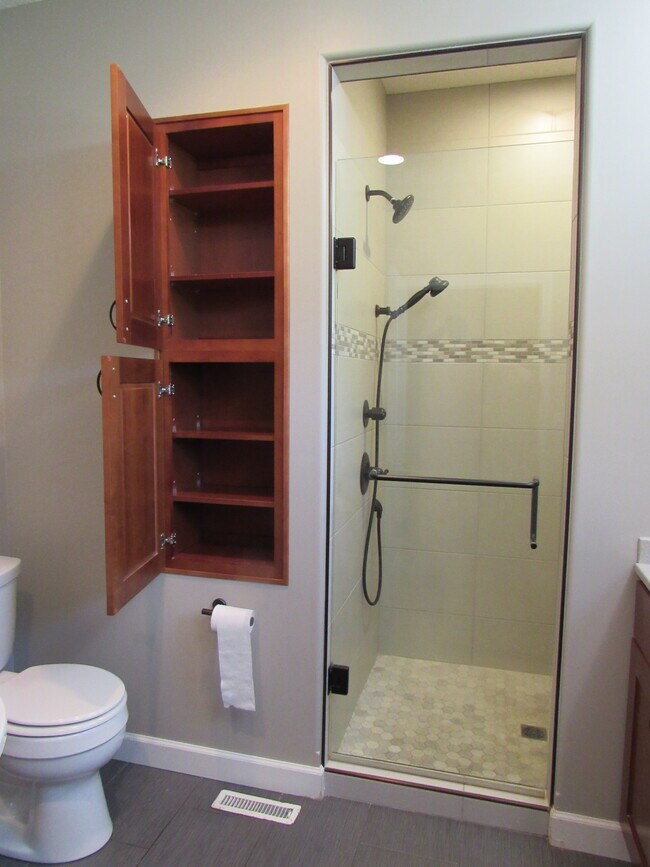 Building Photo - 405 E Palace Row