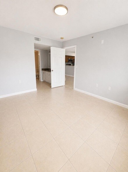 Building Photo - 281 SW Palm Dr