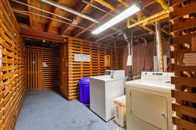 Building Photo - 1156 W Carriage Dr