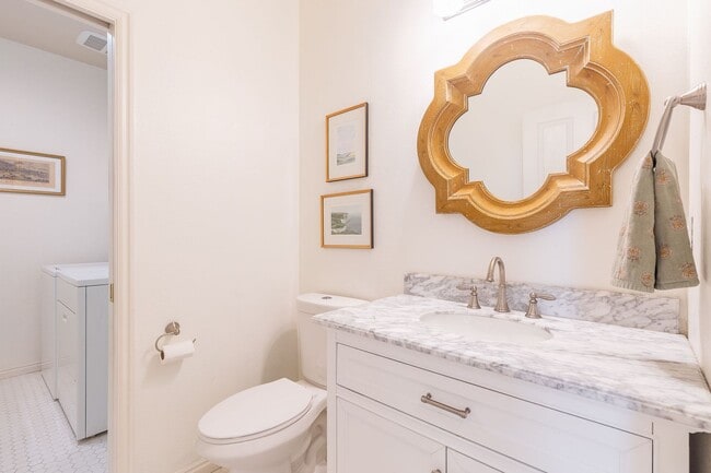 Building Photo - 3 Bed 2.5 Bath In The Heart Of Eagle