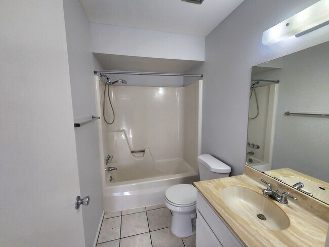 Building Photo - Gorgeous 2 bedroom 2 bath in TAPATIO COVE