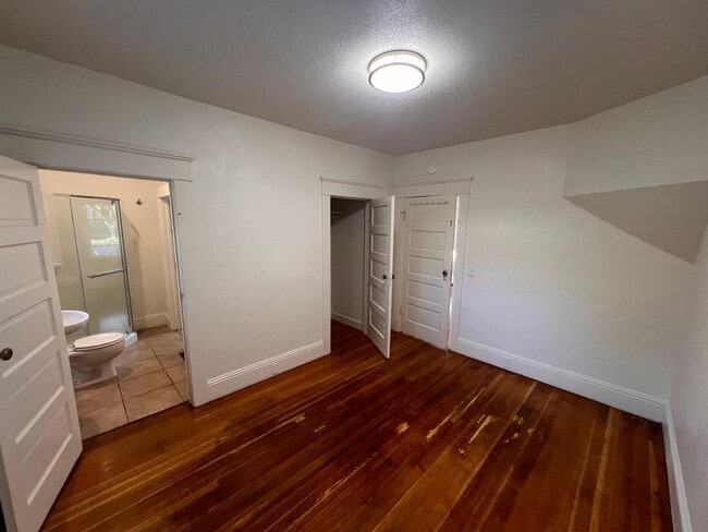 Building Photo - 5BD/2BA Gorgeous Vintage Home