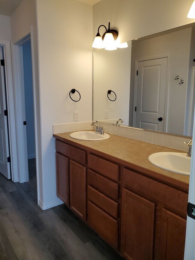 Building Photo - Beautiful 4 bedroom 3 bath home in the Landings!