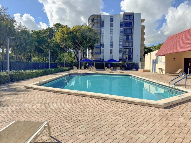 Building Photo - 3301 N Country Club Dr