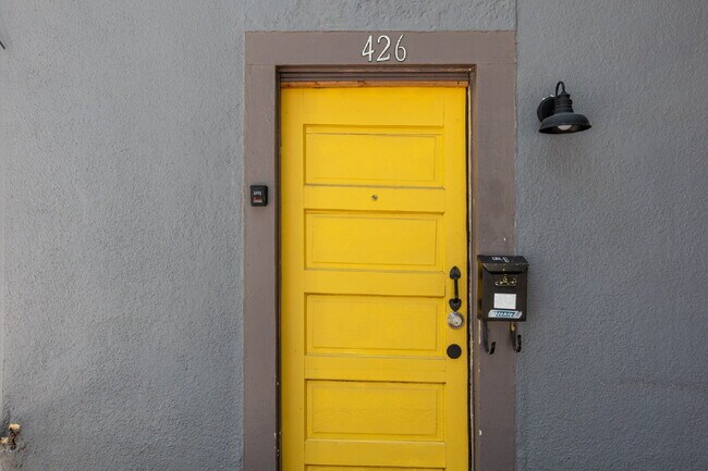 Building Photo - 426 W Woodlawn Ave