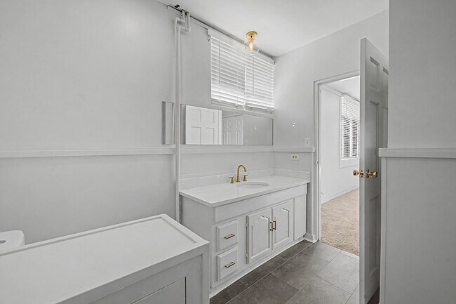 Building Photo - 1008 N Van Buren St