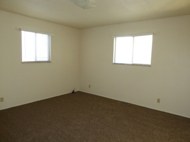 Building Photo - 2 Bedroom Duplex in East Glenn
