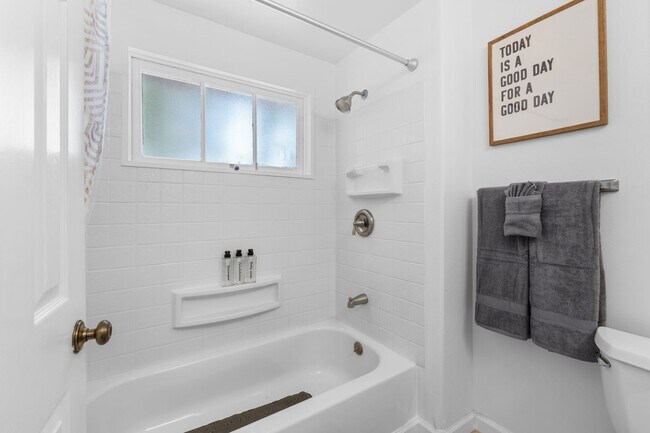 Building Photo - Charming 2 Bed 1 bath "fully furnished monthly rental" in La Jolla Village.