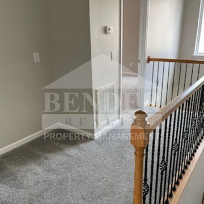 Building Photo - Emmyllie Ct- 130/132