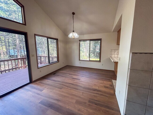 Building Photo - Spacious 2 Bed 1 Bathroom House In Shingletown