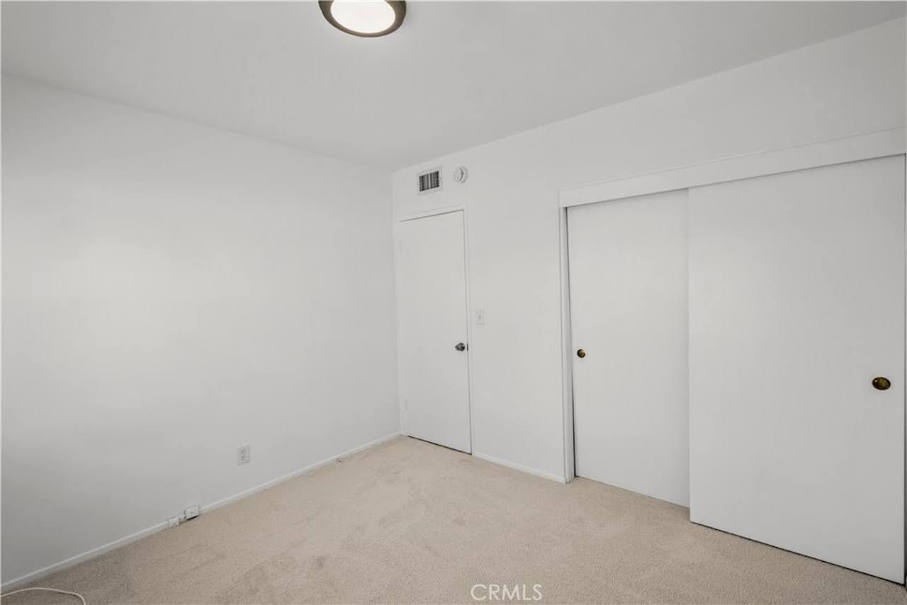 Building Photo - 6061 Dundee Dr