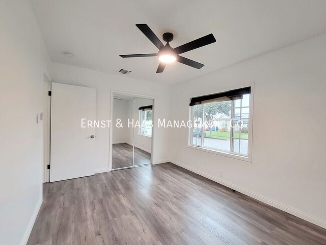 Building Photo - Beautifully Remodeled 3 Bedroom 2 Bath Lak...