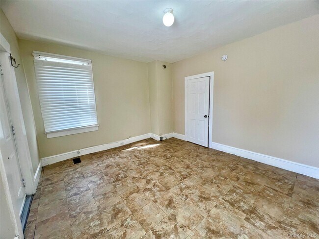 Building Photo - 30 Knapp Ave