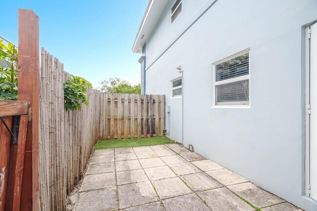 Building Photo - 416 NE 15th Ave