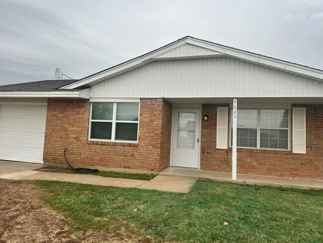 Building Photo - 4625 SW I Ave