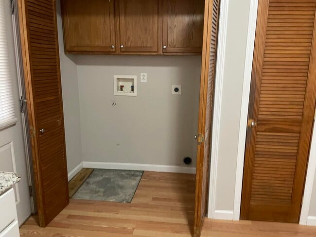 Building Photo - 3826 Dyches Rd