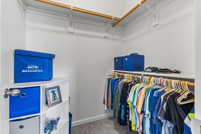 Building Photo - 5-bed, 3-bath Home in Scenic West Salem