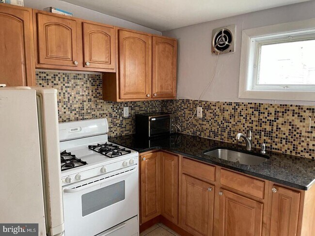 Building Photo - 2509 E Monmouth St