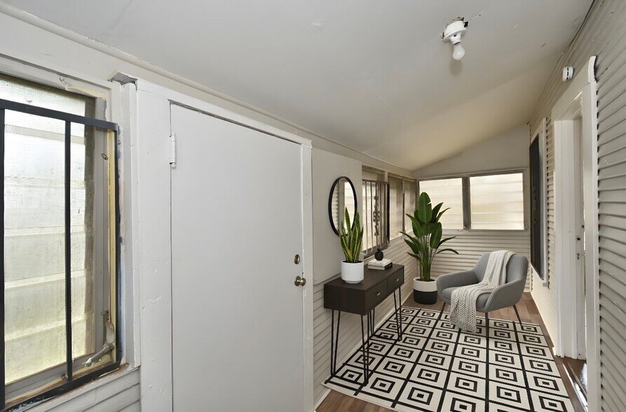 Building Photo - 525 53rd St Ens