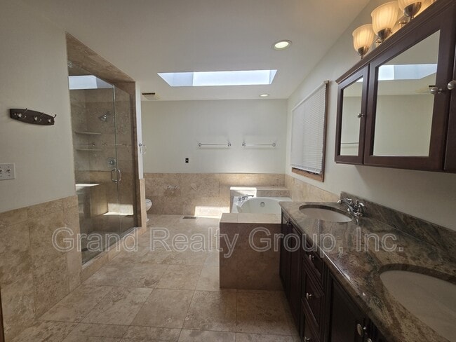 Building Photo - 1565 Old Barn Cir