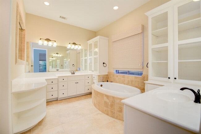 Building Photo - 158 N Almondell Way